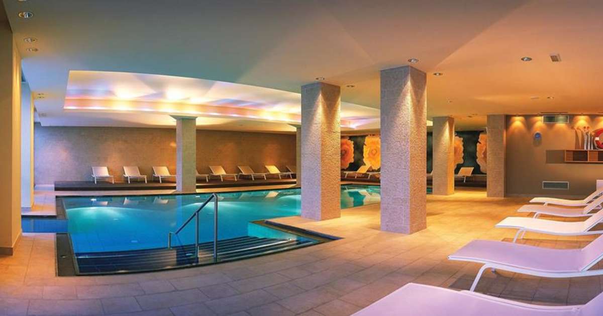 Een foto van het zwembad bij Falkensteiner Hotel Cristallo