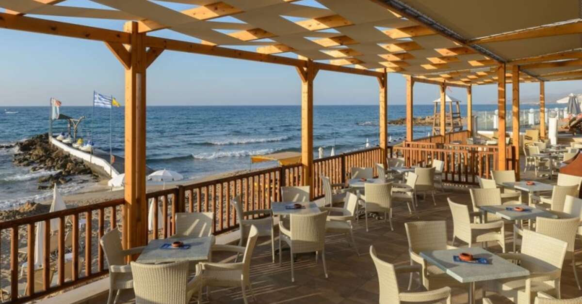 Een foto van het terras bij Alexander Beach Hotel & Village