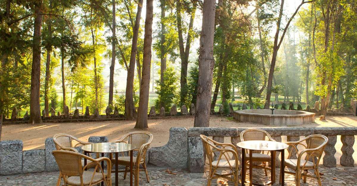 Een foto van het terras bij Vidago Palace