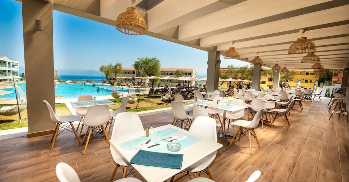 Een foto van het terras bij Aparthotel Robolla Beach