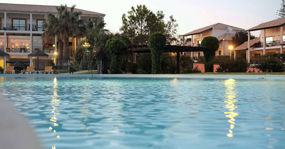 Een foto van het zwembad bij Luzmar Villas