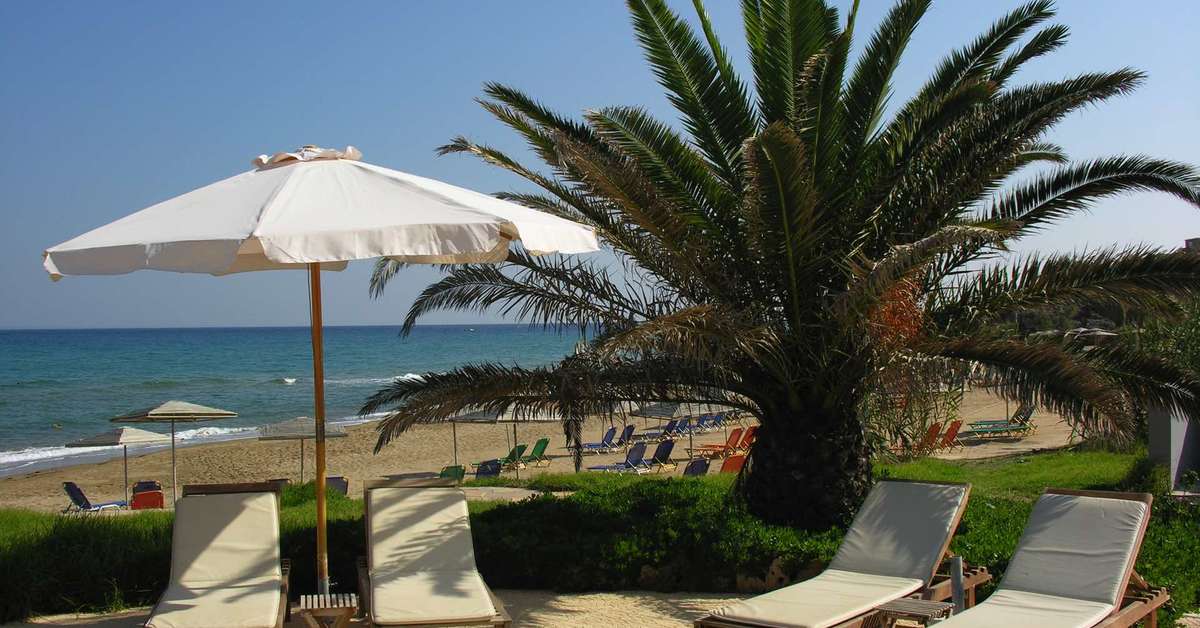 Een foto van het terras bij The Bay Hotel & Suites