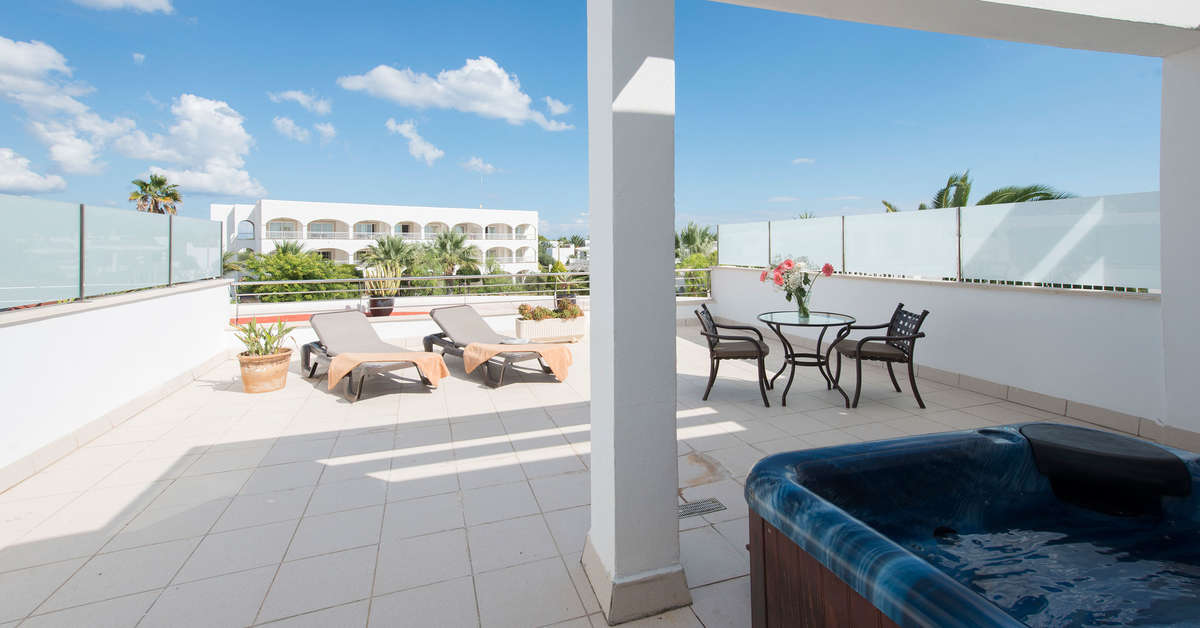 Een foto van het terras bij Ona Village Cala D'Or