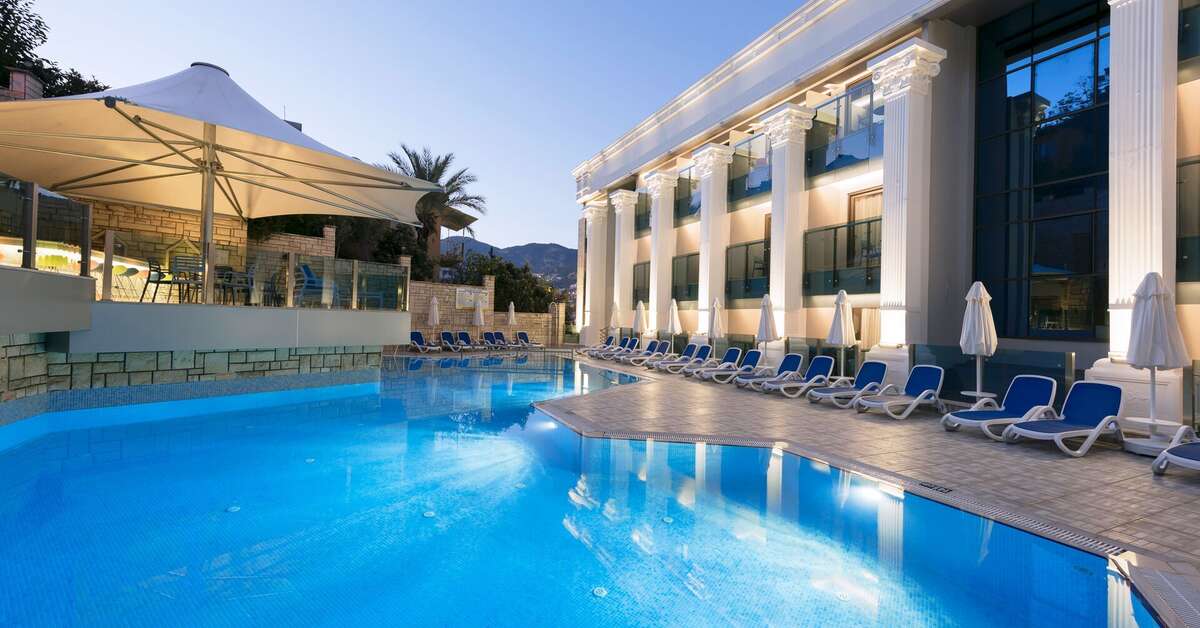 Een foto van het zwembad bij Kaptan Hotel