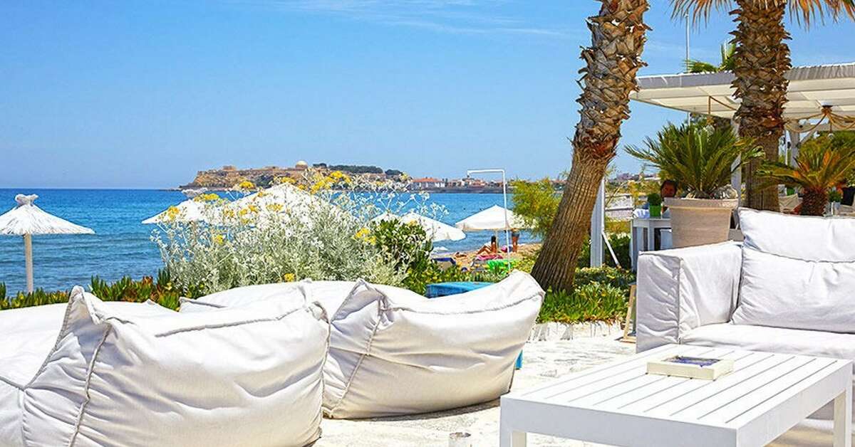 Een foto van het terras bij Petradi Beach Lounge Hotel