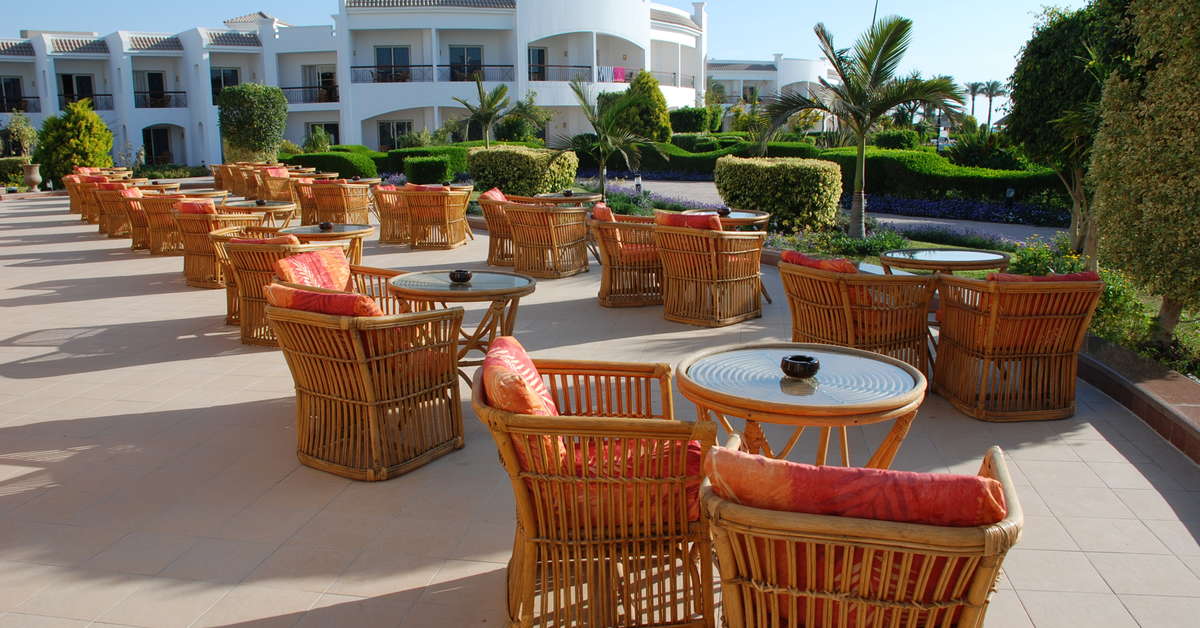 Ein Foto von der Terrasse im Sunrise Alma Bay Resort