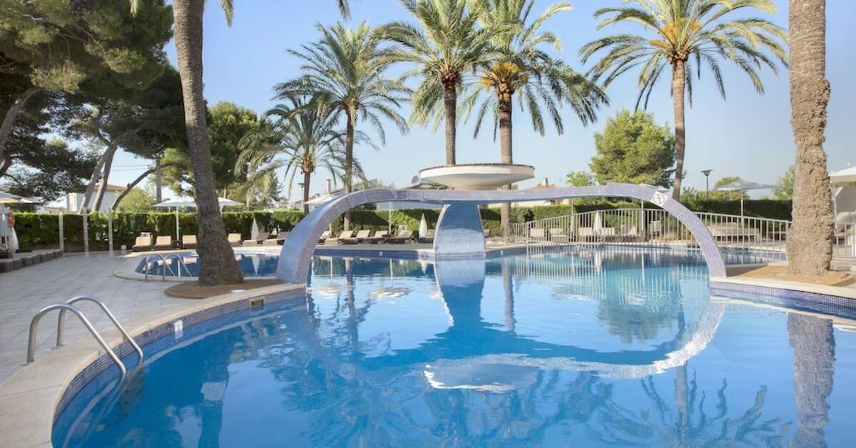 Een foto van het zwembad bij Aparthotel Playa de Muro Suites
