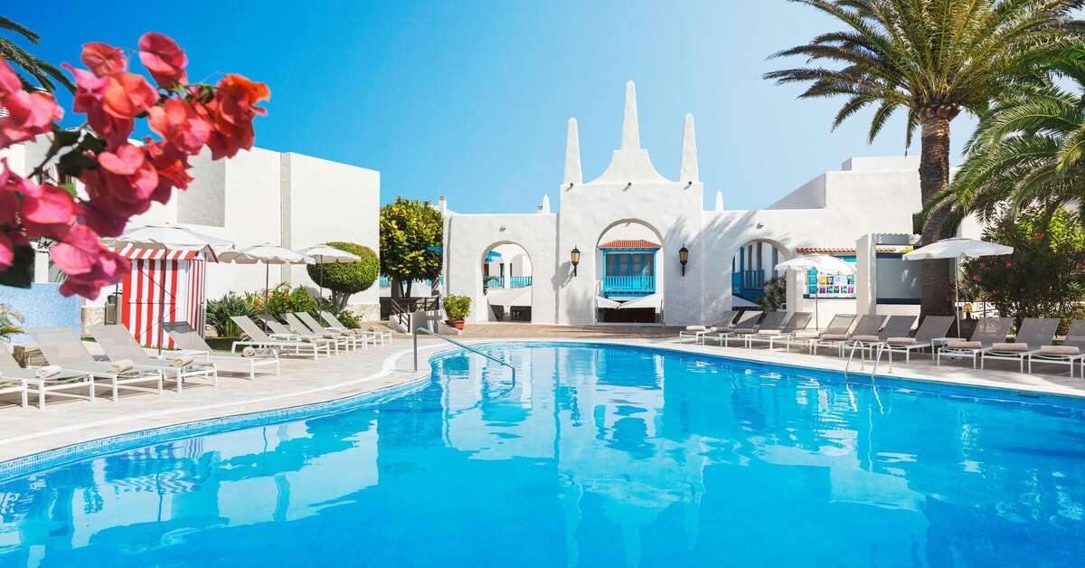Een foto van het zwembad bij Alua Suites Fuerteventura