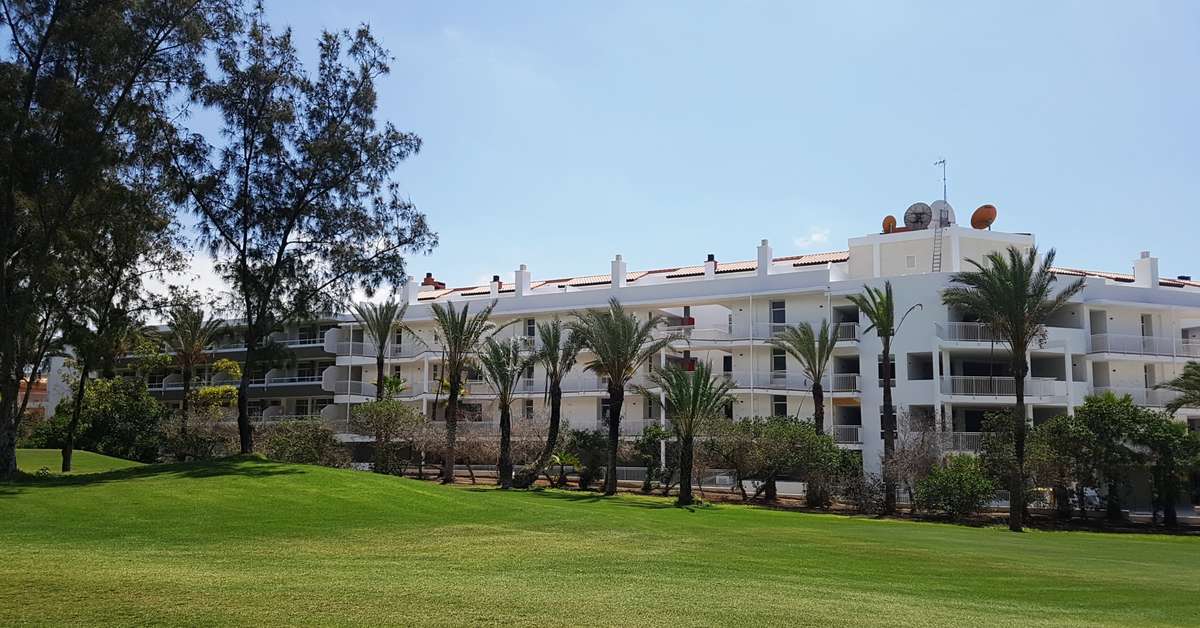 Ein Foto von der Außenansicht des Gara Suites Golf & Spa