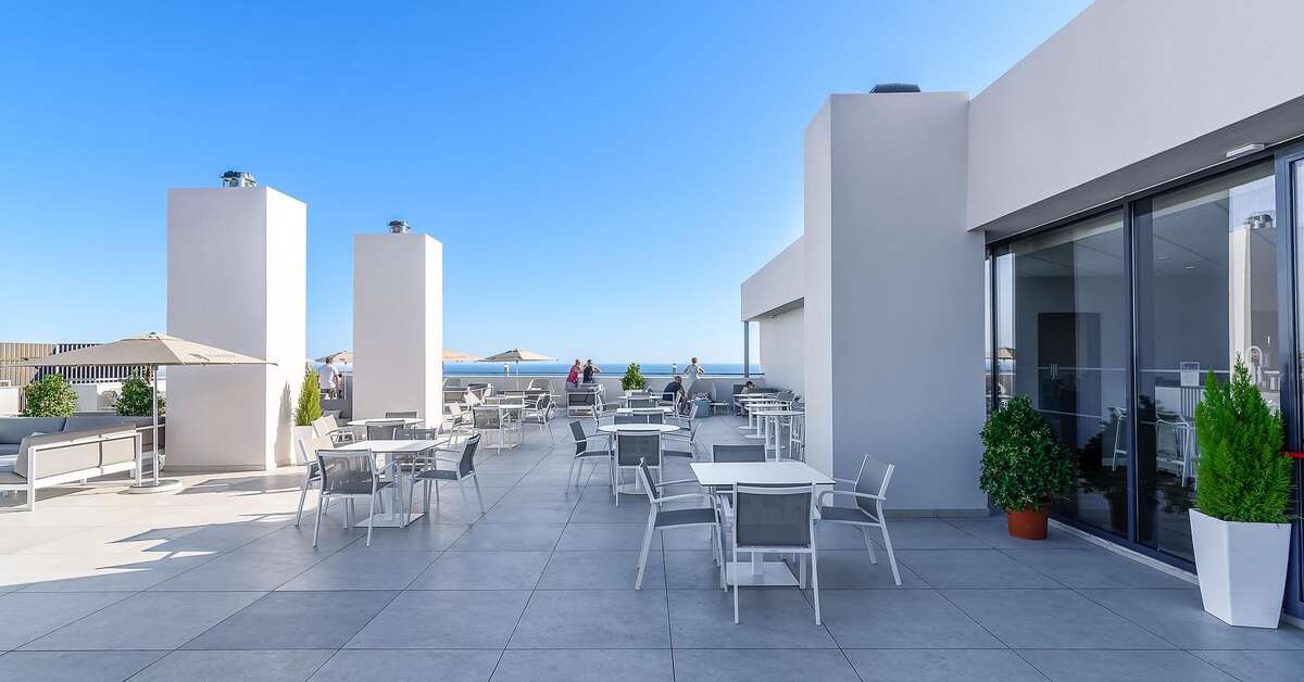 Een foto van het terras bij Jupiter Albufeira Hotel