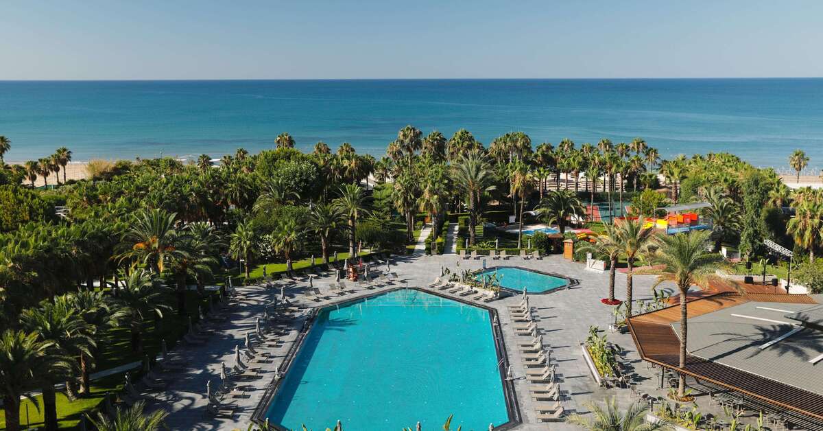 Een foto van het zwembad bij Miramare Beach Hotel