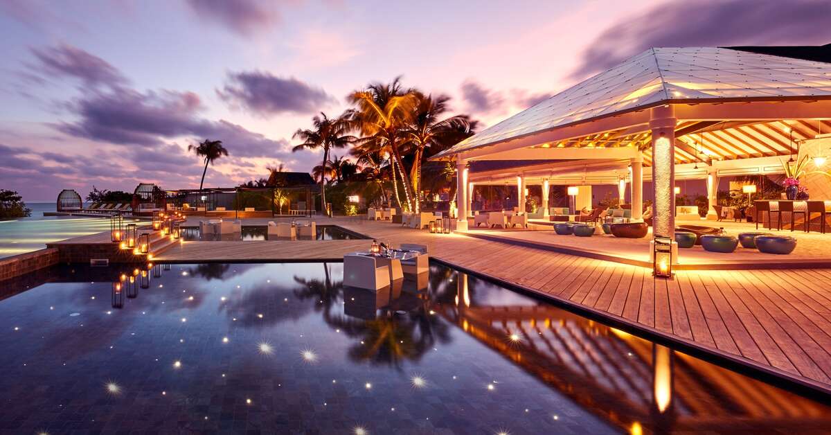 Een foto van het terras bij NH Collection Maldives Havodda Resort