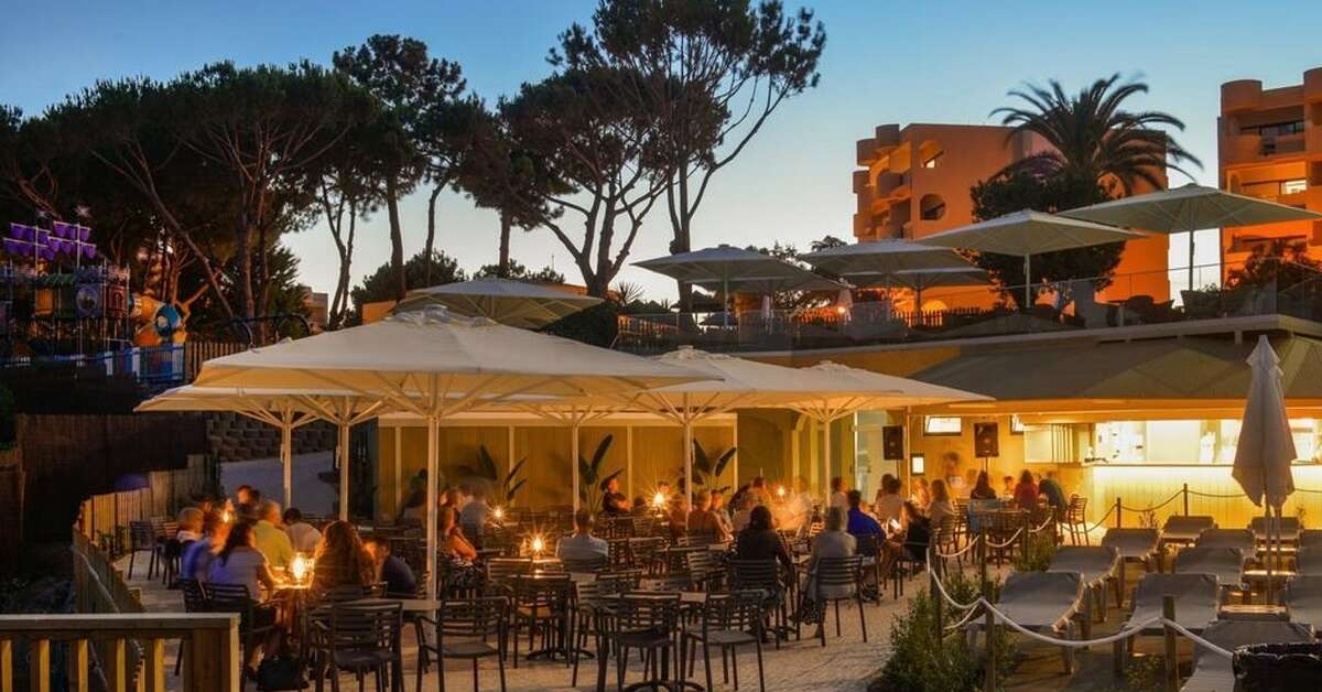Een foto van het terras bij 3HB Falesia Mar