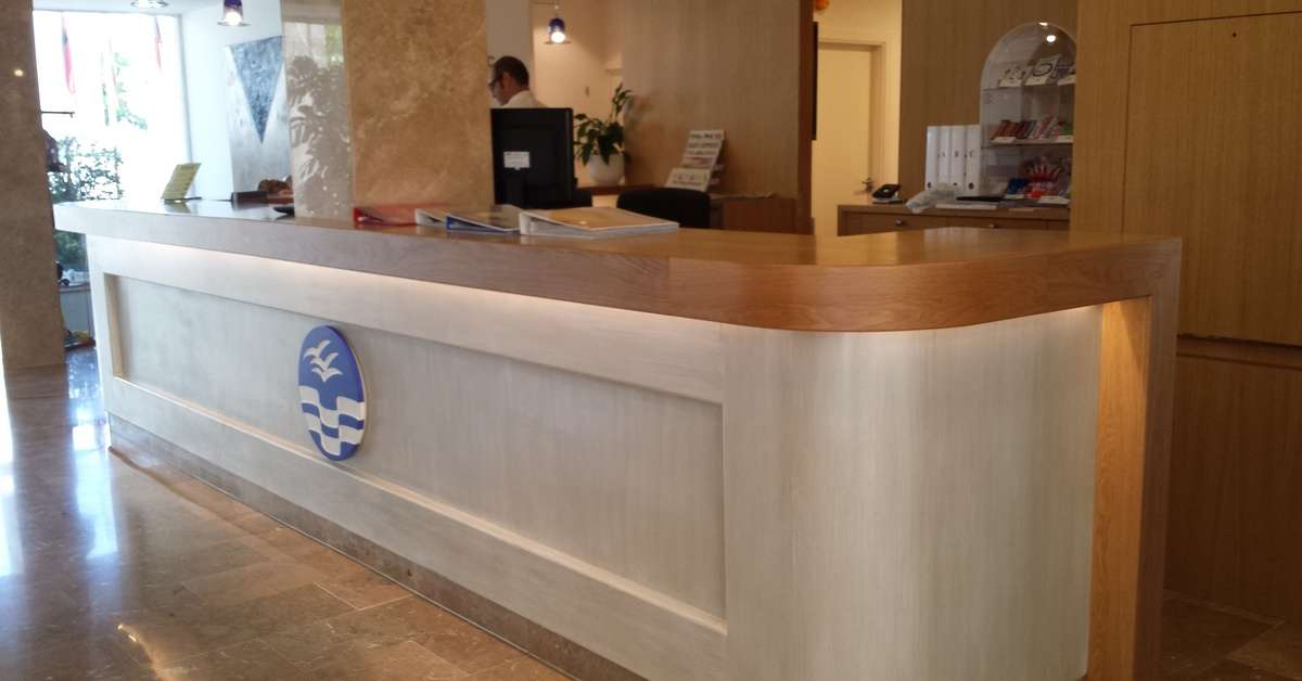 Een foto van het interieur van Puerto Azul Suite Hotel