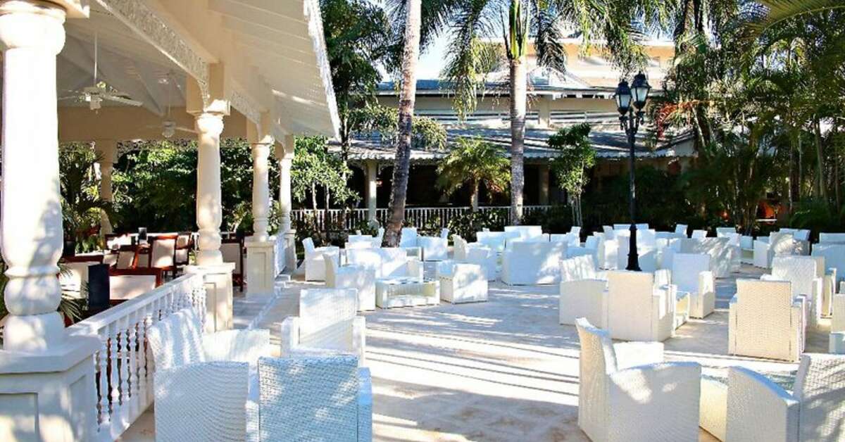 Een foto van het terras bij Grand Bahia Principe El Portillo