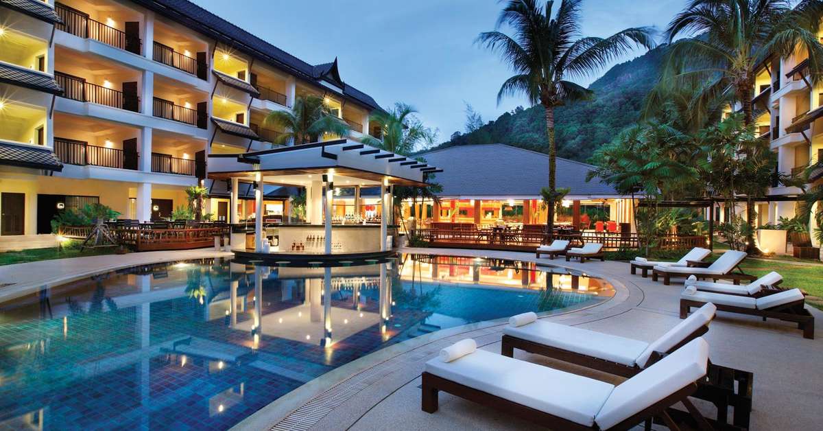 Een foto van het zwembad bij Radisson Resort & Suites Phuket