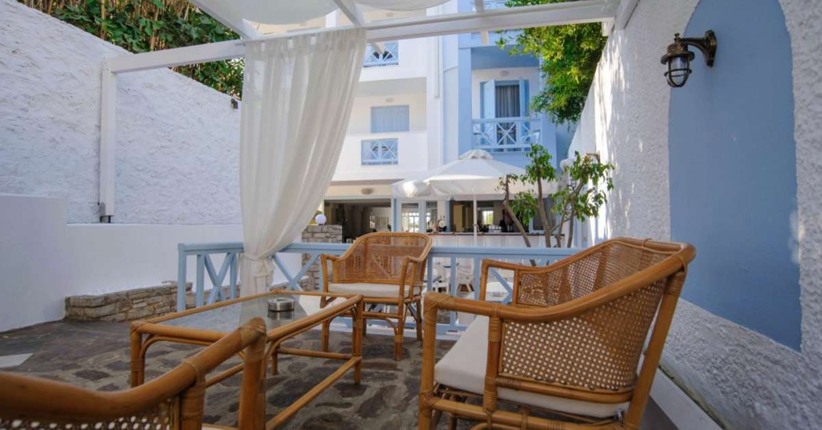 Een foto van het terras bij Erato Seaside Hotel