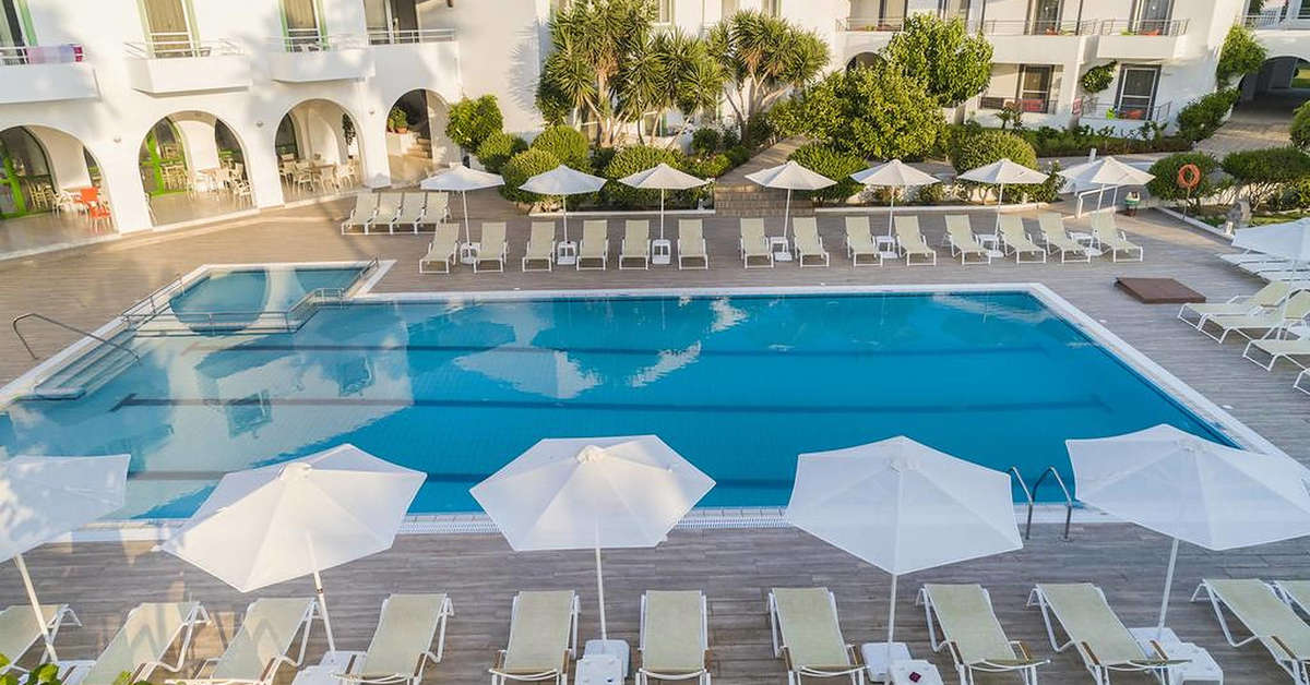 Een foto van het zwembad bij Alexandra Beach Aparthotel