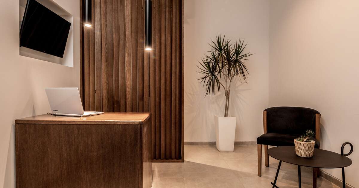 Een foto van het interieur van New Beach Hotel