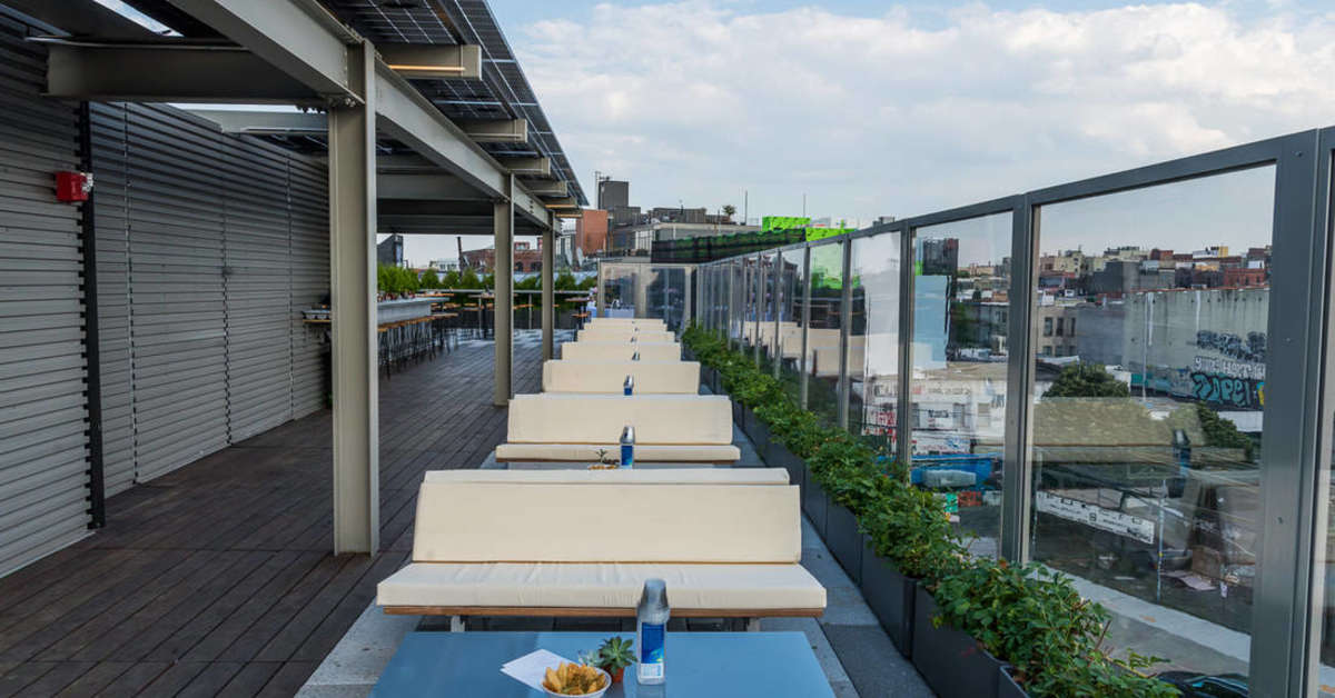 Een foto van het terras bij Pod Brooklyn Hotel