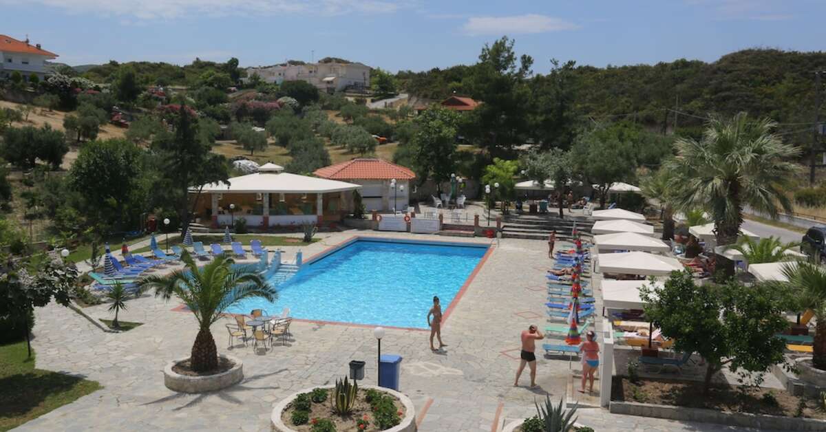 Een foto van het zwembad bij Hilltop Hotel