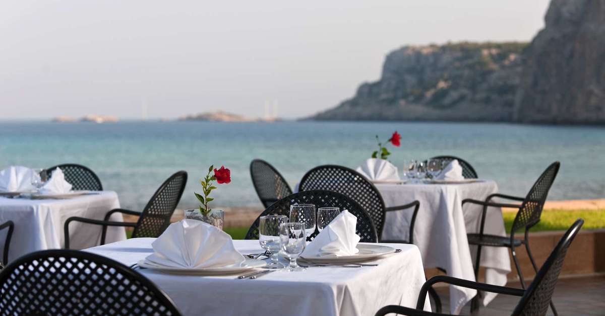 Een foto van het terras bij Lindian Dream Seaside Resort