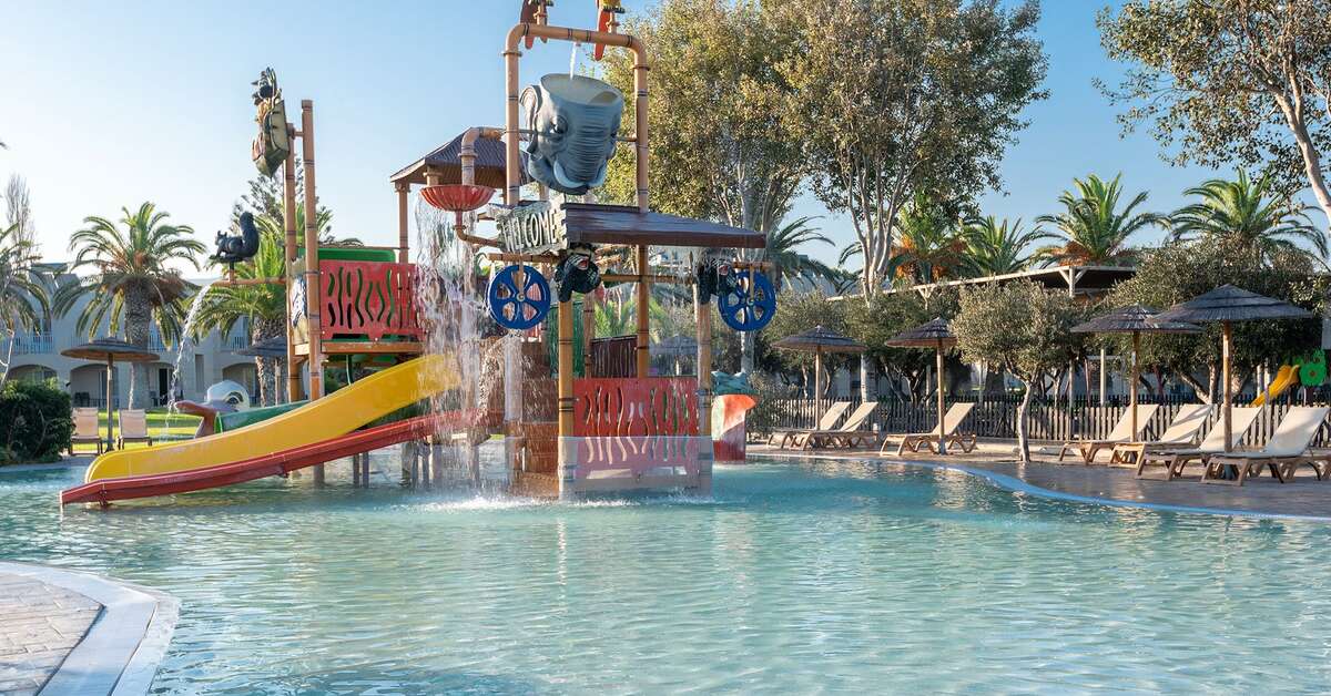 Een foto van het zwembad bij Akti Coast Club