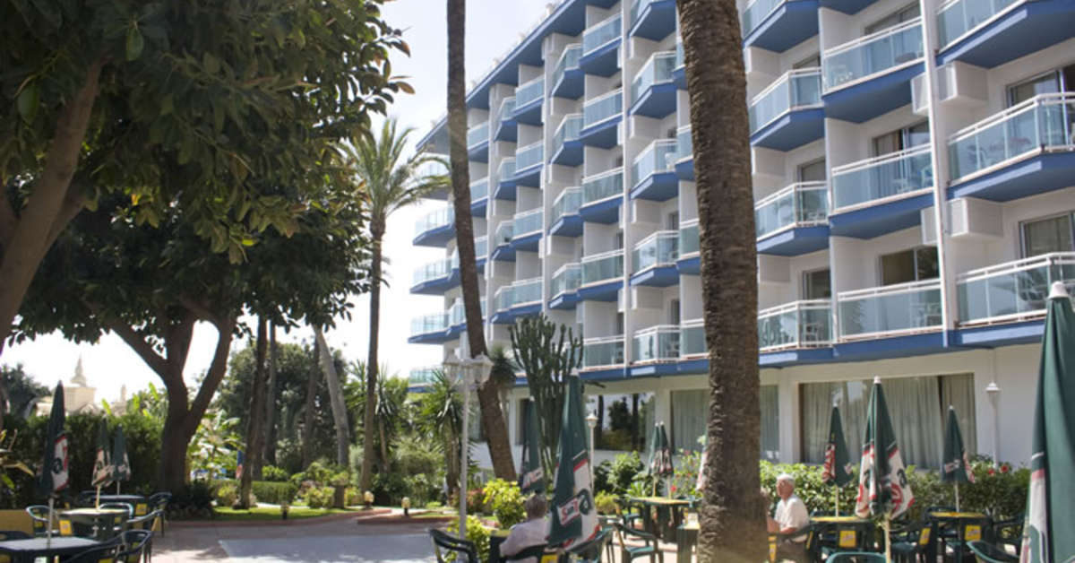 Een foto van de buitenkant van Hotel Palmasol