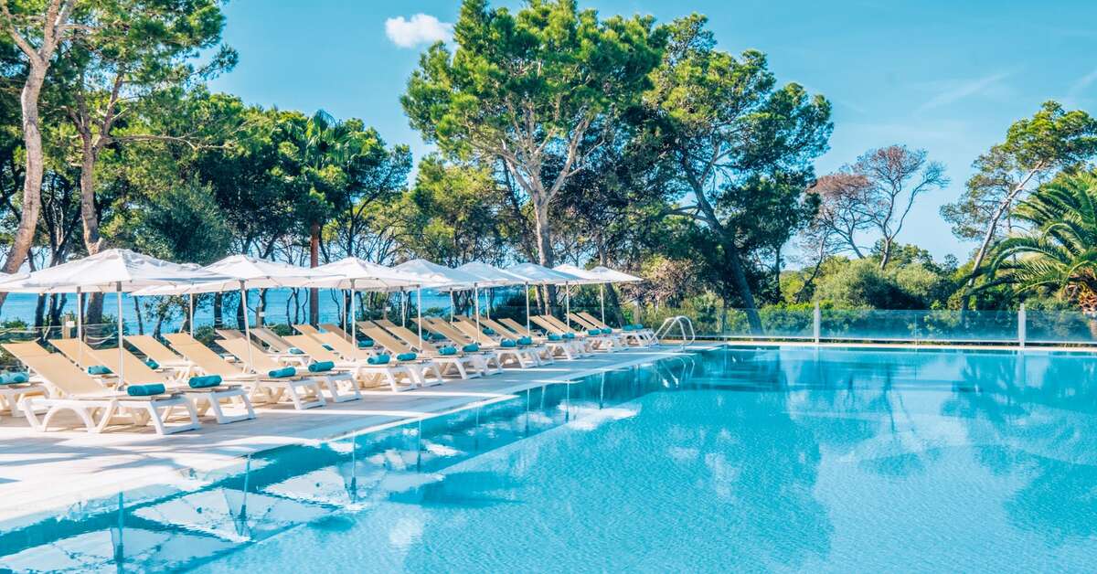 Een foto van het zwembad bij Iberostar Waves Club Cala Barca