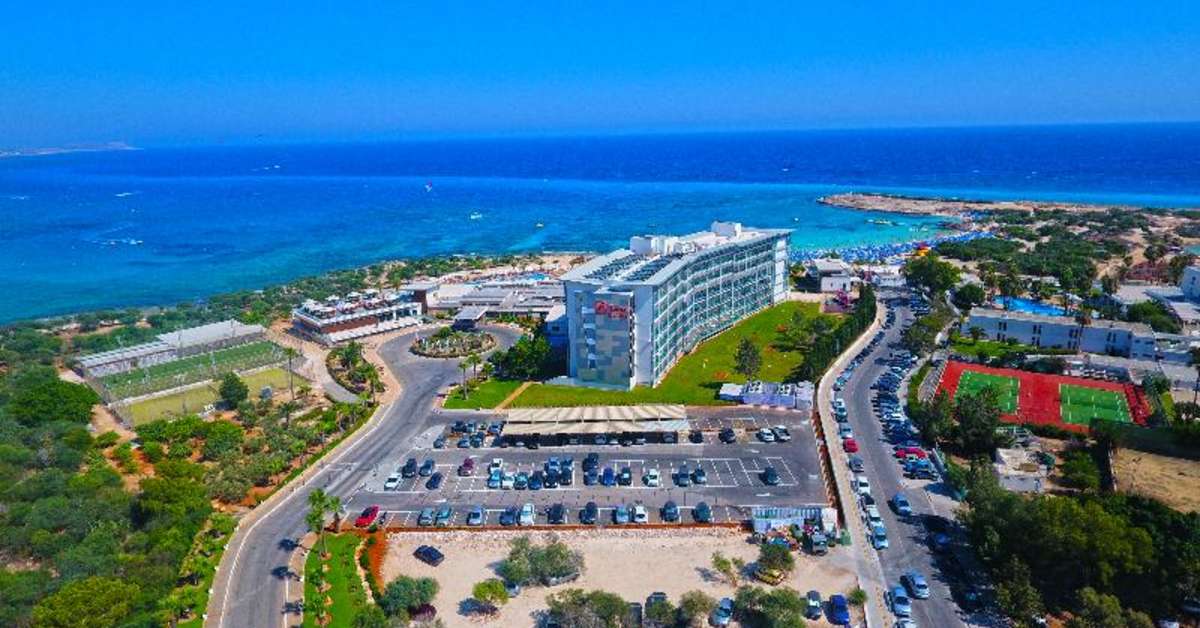 Een foto van de buitenkant van Asterias Beach Hotel