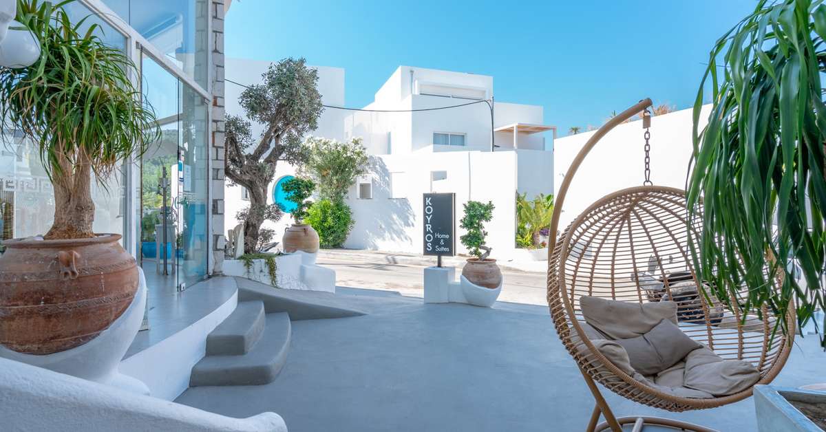 Een foto van de buitenkant van Kouros Home
