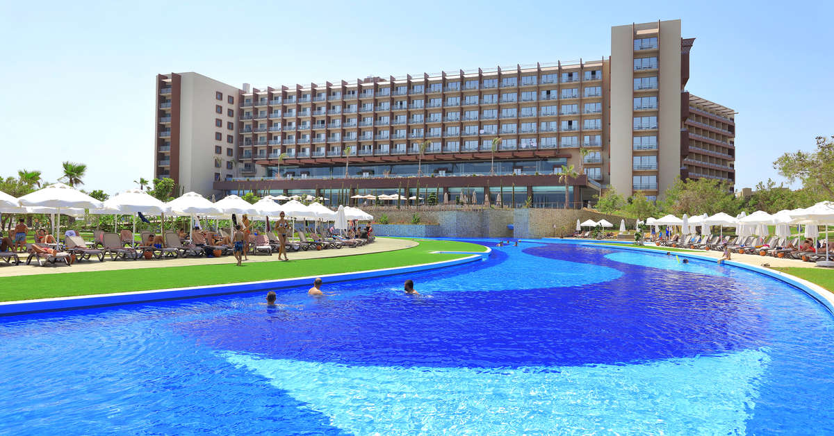 Een foto van het zwembad bij Concorde Luxury Resort