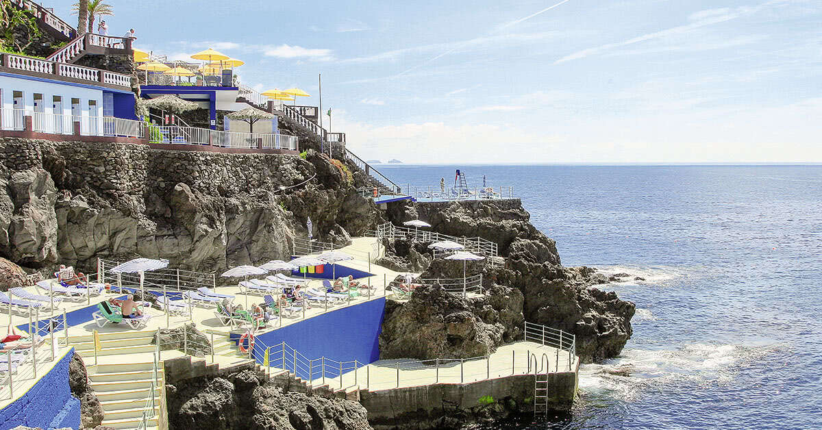 Een foto van het terras bij Rocamar Lido Resorts
