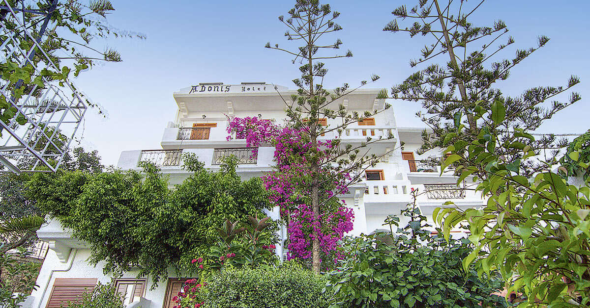Een foto van de buitenkant van Adonis Hotel