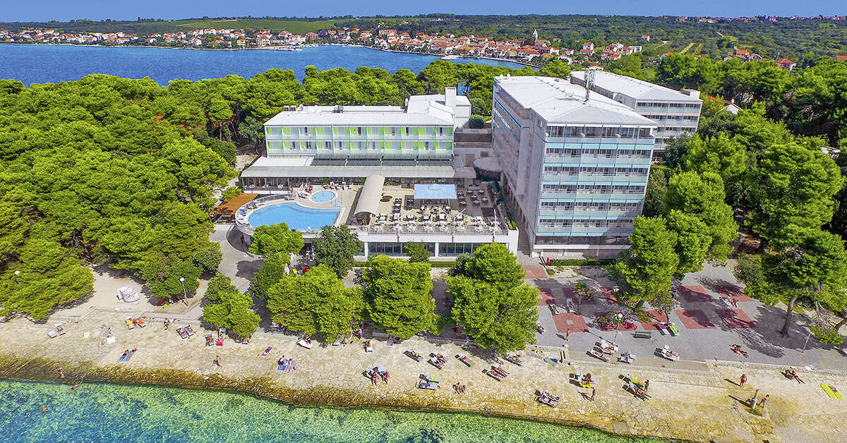 Een foto van de buitenkant van Hotel Pinija