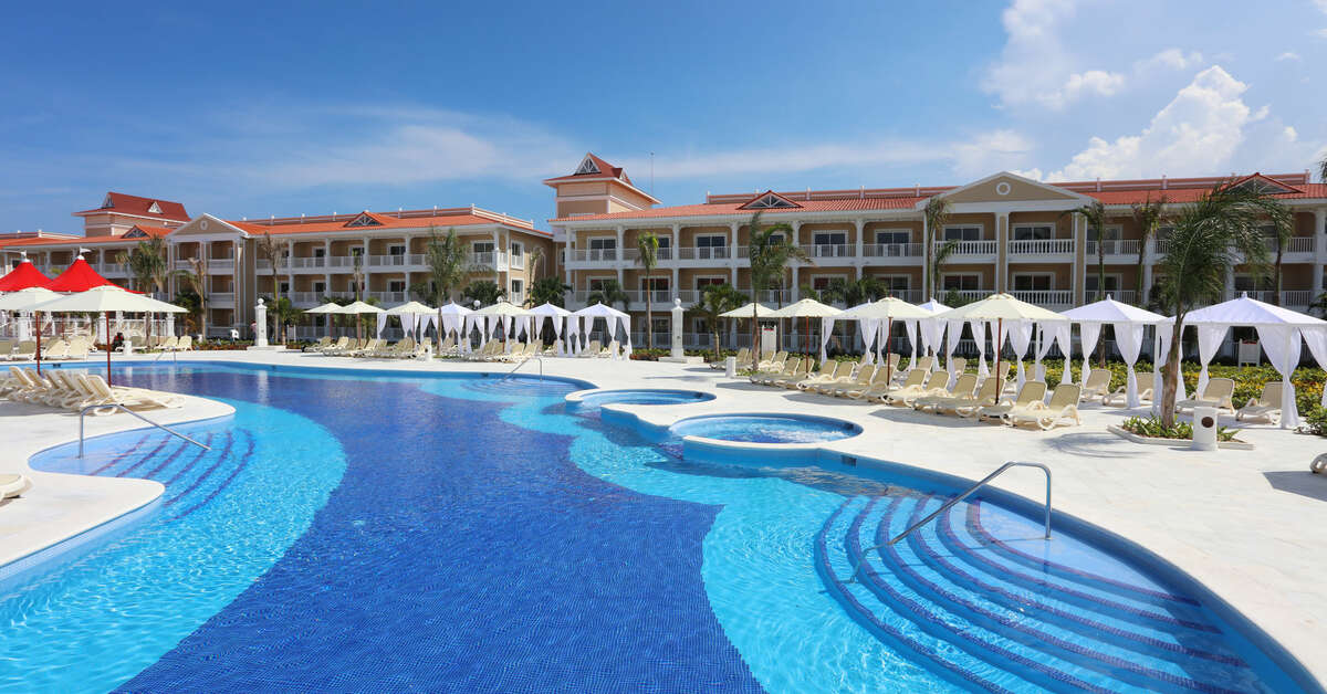 Een foto van het zwembad bij Fantasia Bahia Principe Punta Cana