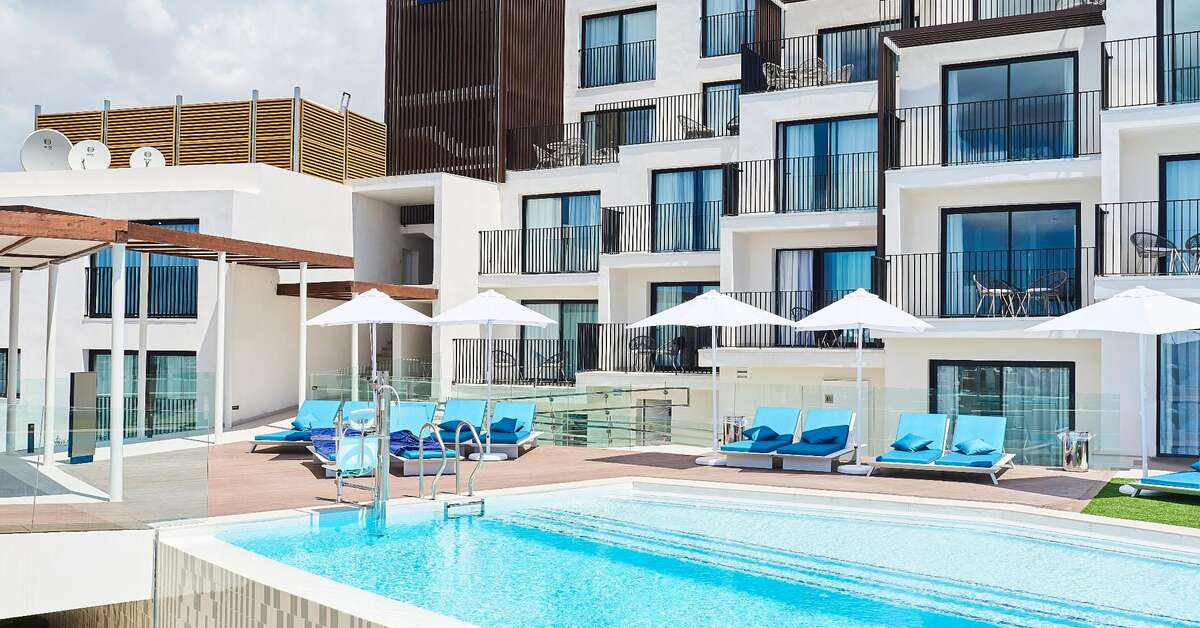 Een foto van het zwembad bij Eurostars Ibiza