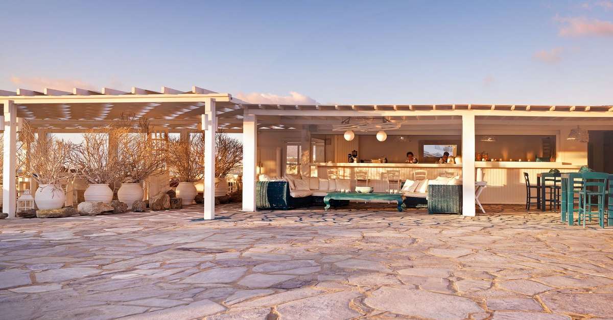 Een foto van het terras bij Mykonos Bay Hotel