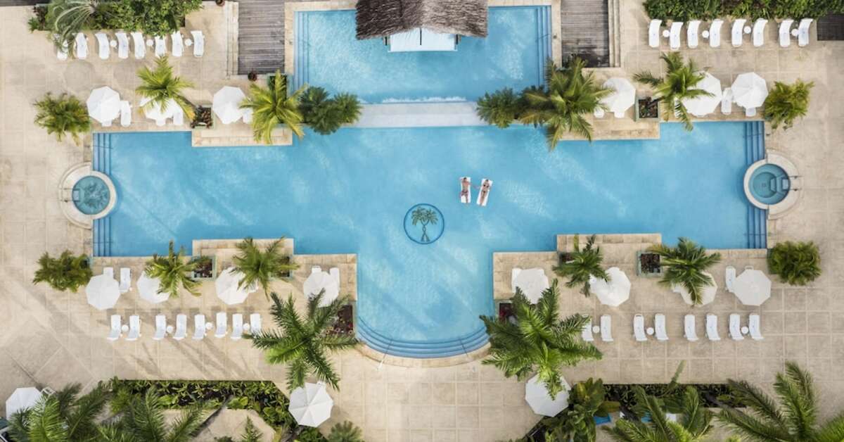 Een foto van het zwembad bij Couples Negril