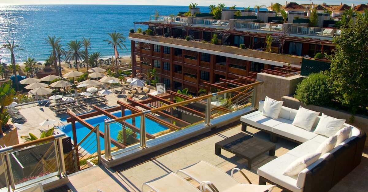 Een foto van het zwembad bij Gran Hotel Guadalpin Banus
