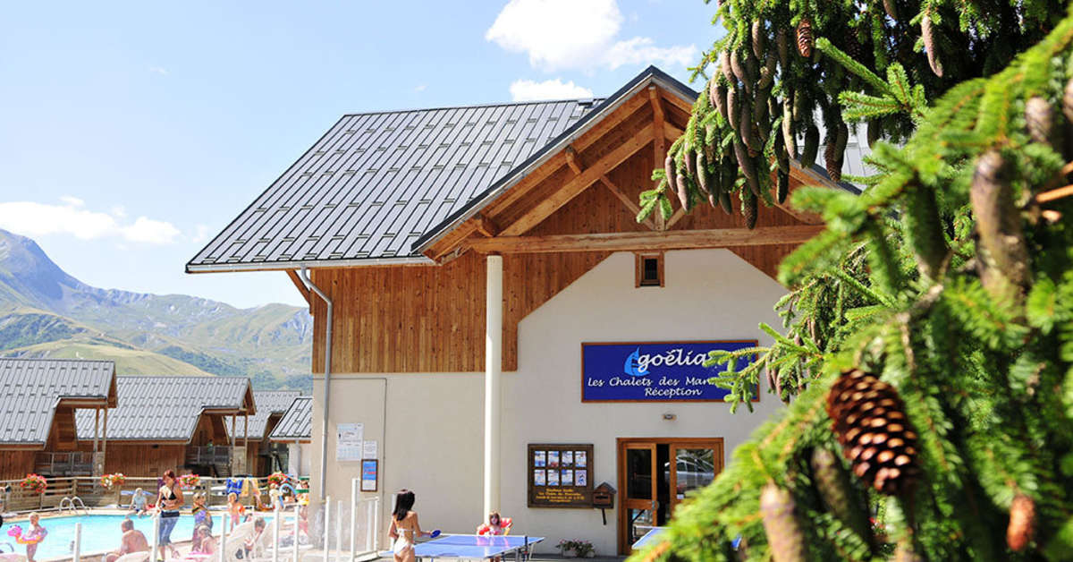 Een foto van de buitenkant van Les Chalets des Ecourt