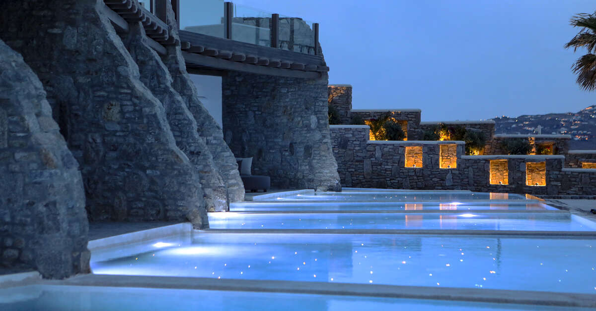 Een foto van het zwembad bij Aeonic Suites & Spa