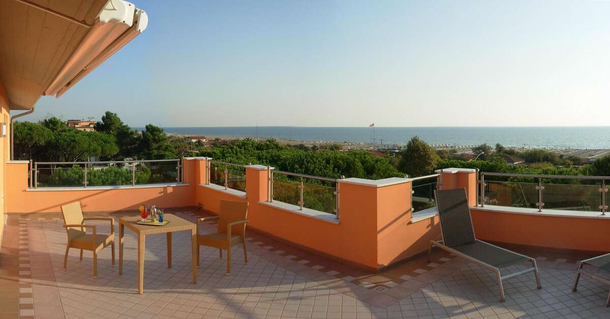 Een foto van het terras bij Versilia Palace Hotel