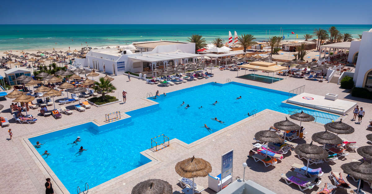 Een foto van het zwembad bij Calimera Yati Beach