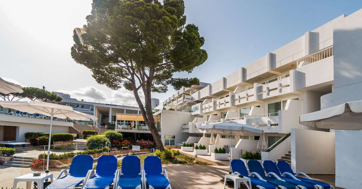 Een foto van het terras bij Aparthotel Ponent Mar