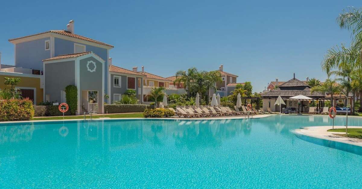Een foto van het zwembad bij Cortijo del Mar Resort