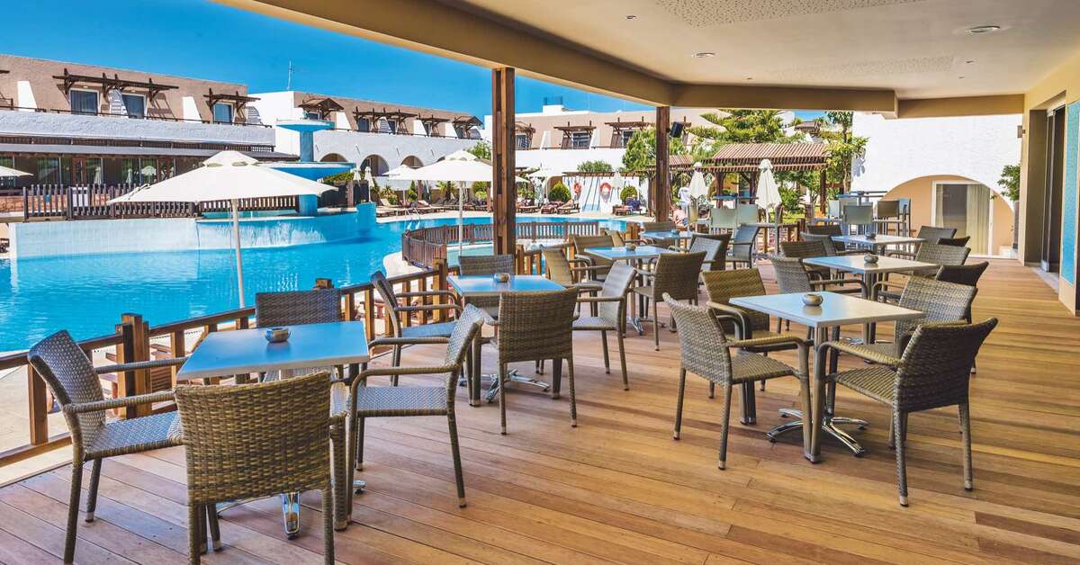 Een foto van het terras bij Gaia Village Hotel