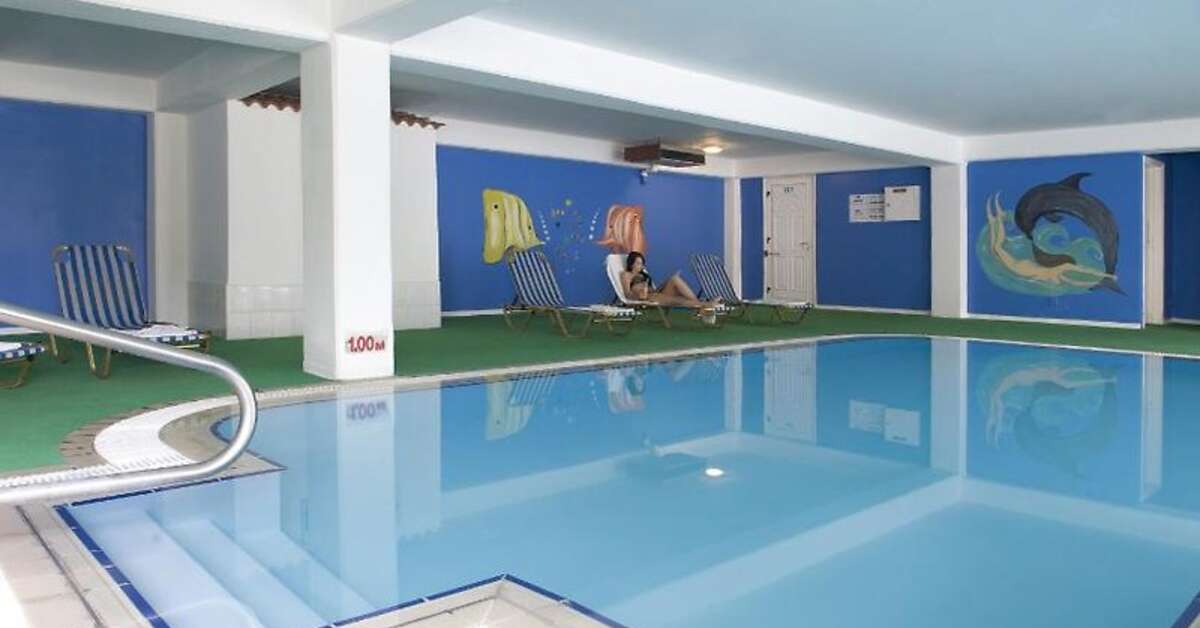 Een foto van het zwembad bij Mayfair Hotel