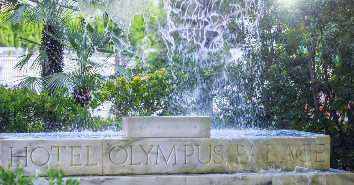 Een foto van de buitenkant van Hotel Olympus Palace