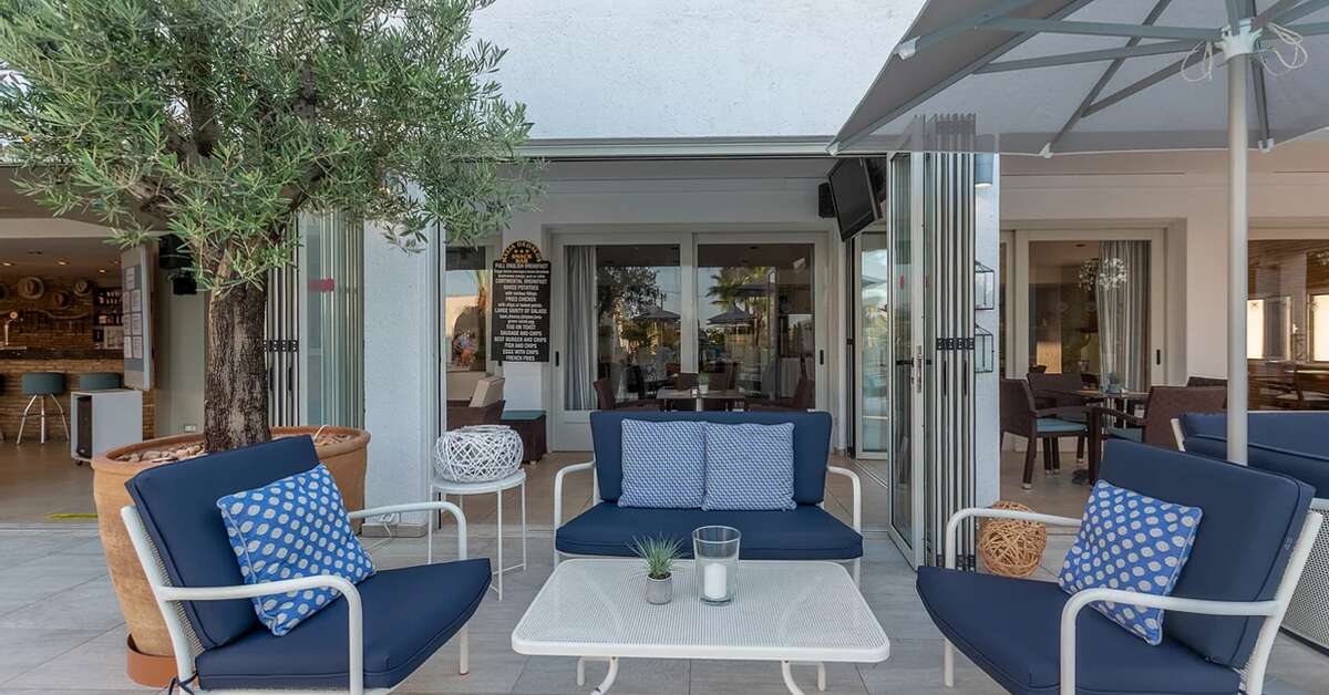 Een foto van het terras bij Dedalos Hotel